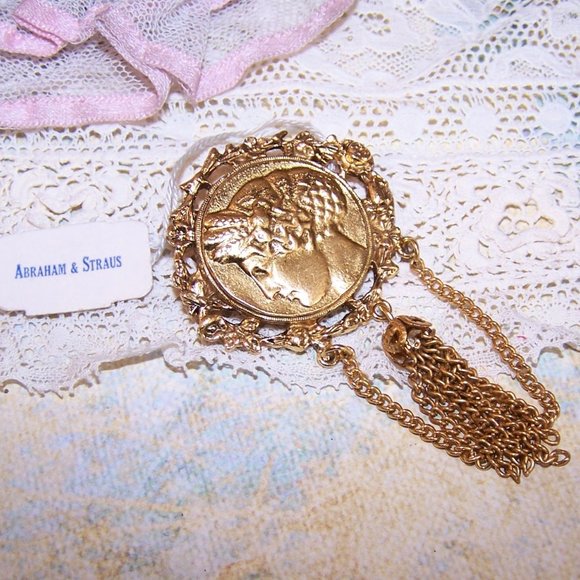 Unsigned Gold Tone Metal Costume Pin Brooch - Greek / Roman Lady - Picture 4 of 5